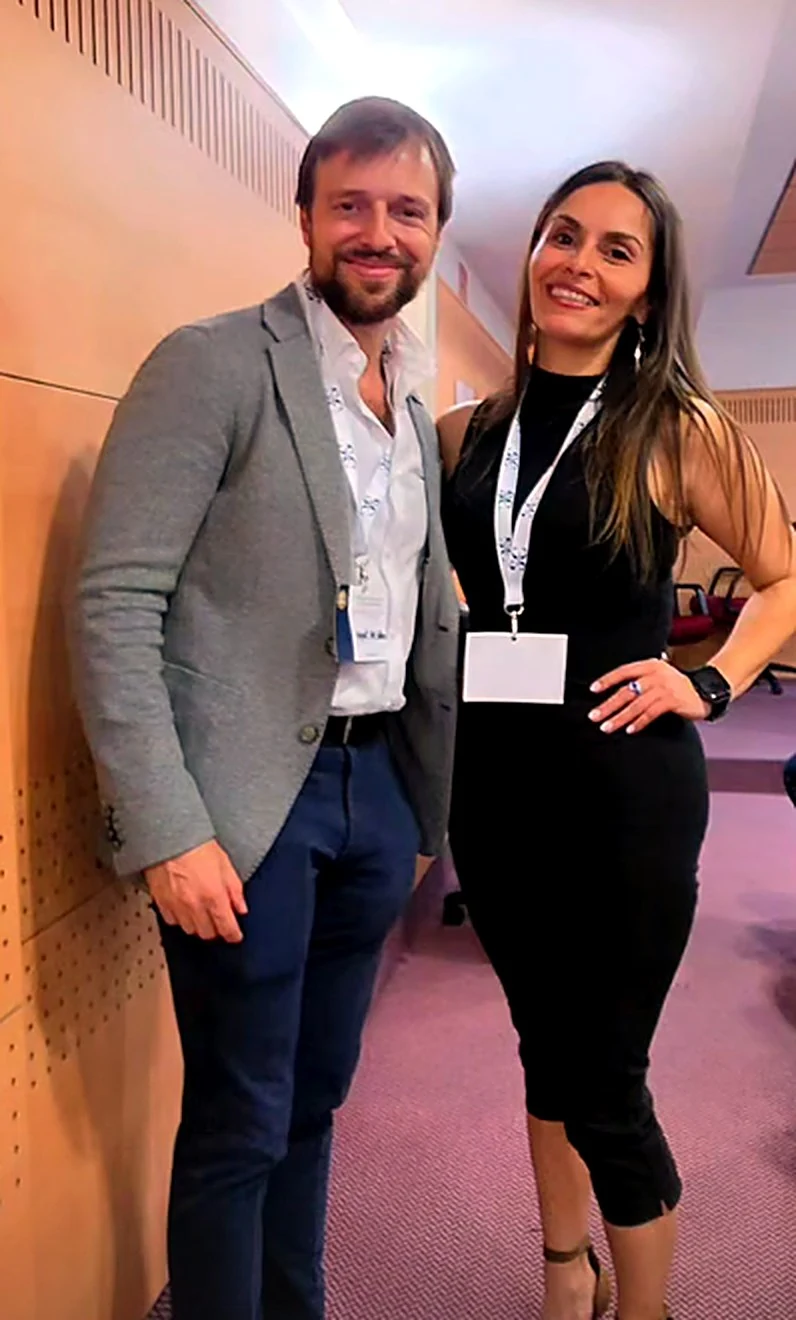 Cindy Alzate junto al cirujano plástico Dr. Miguel Fernández Calderón
