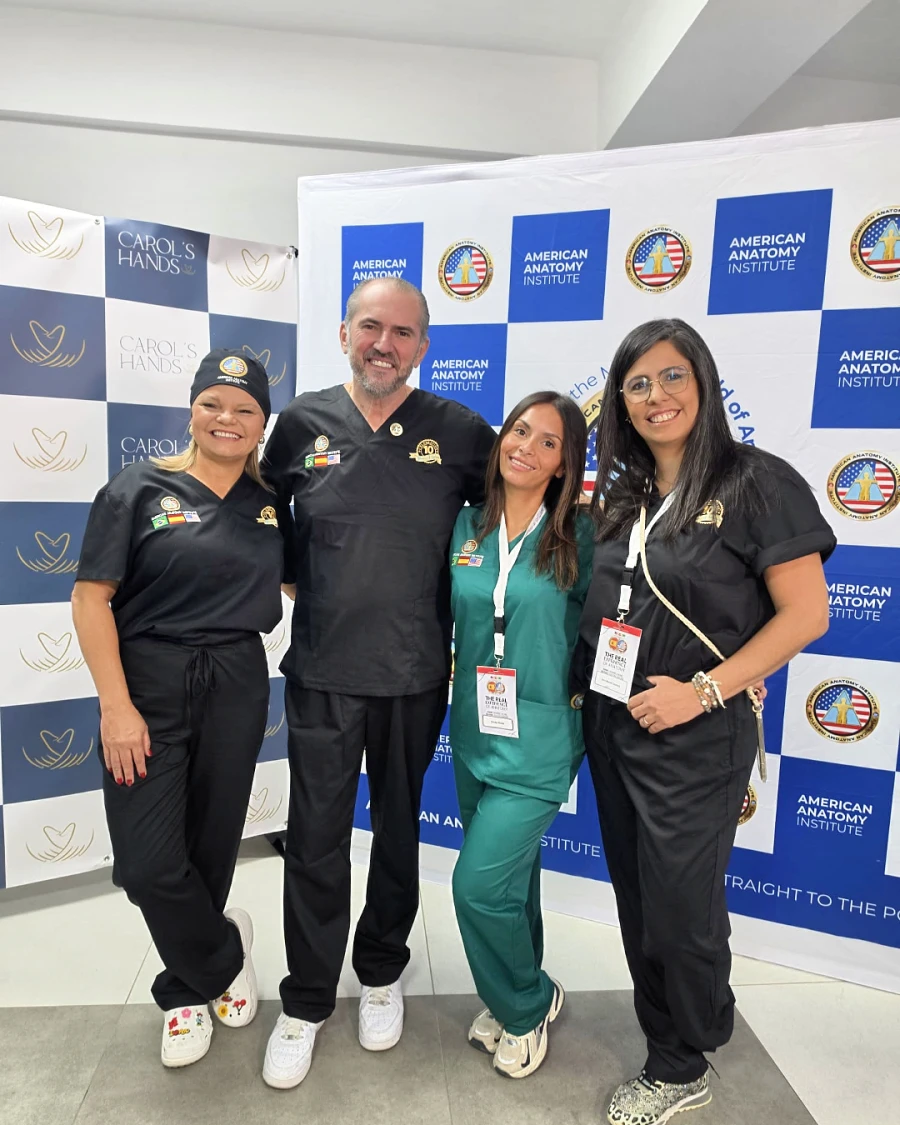 Cindy Alzate con el equipo de Carol's Hands y el American Anatomy Institute en The Real Experience of Anatomy