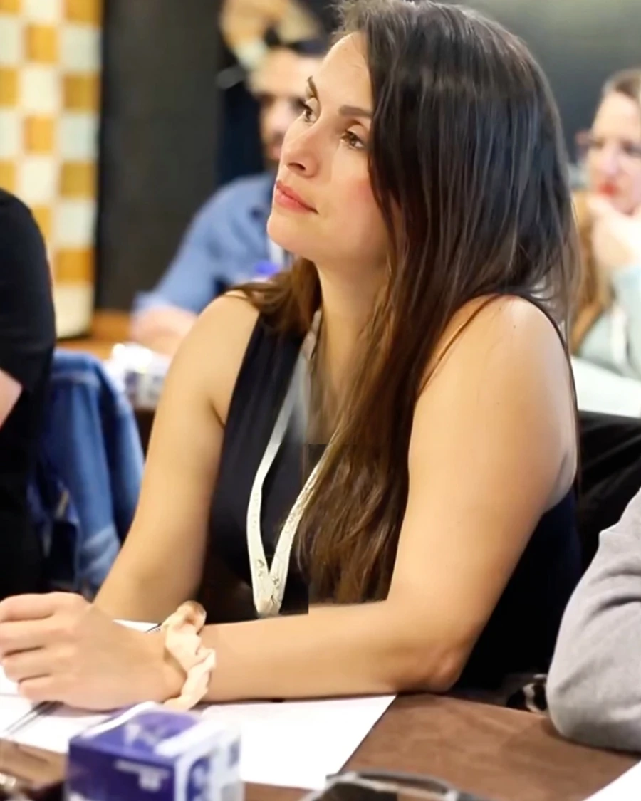 Cindy Alzate atenta durante una clase teórica de formación