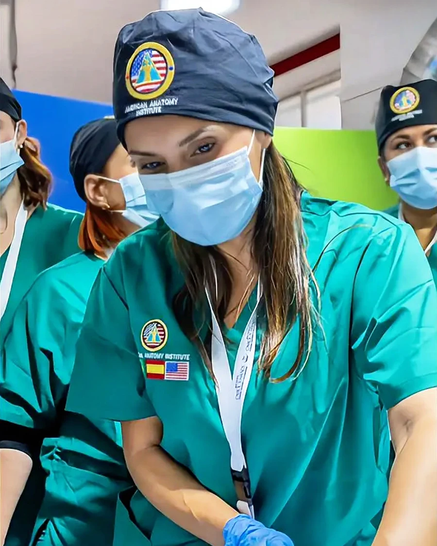 Cindy Alzate durante la práctica de anatomía con disección en el American Anatomy Institute