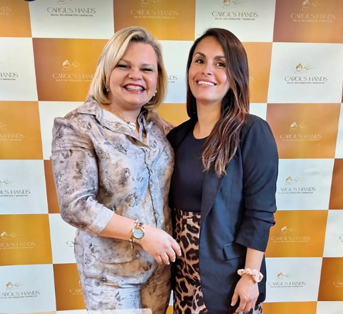 Cindy Alzate junto a Carol Pacheco, fundadora de Carol's Hands