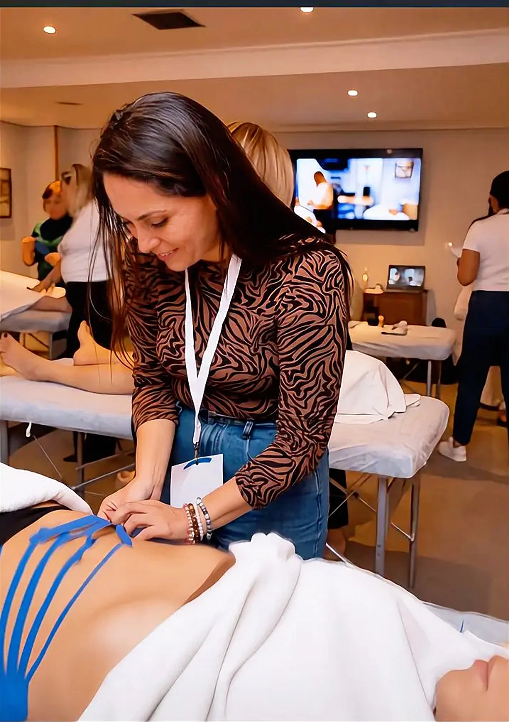 Cindy Alzate aplicando taping durante una formación práctica