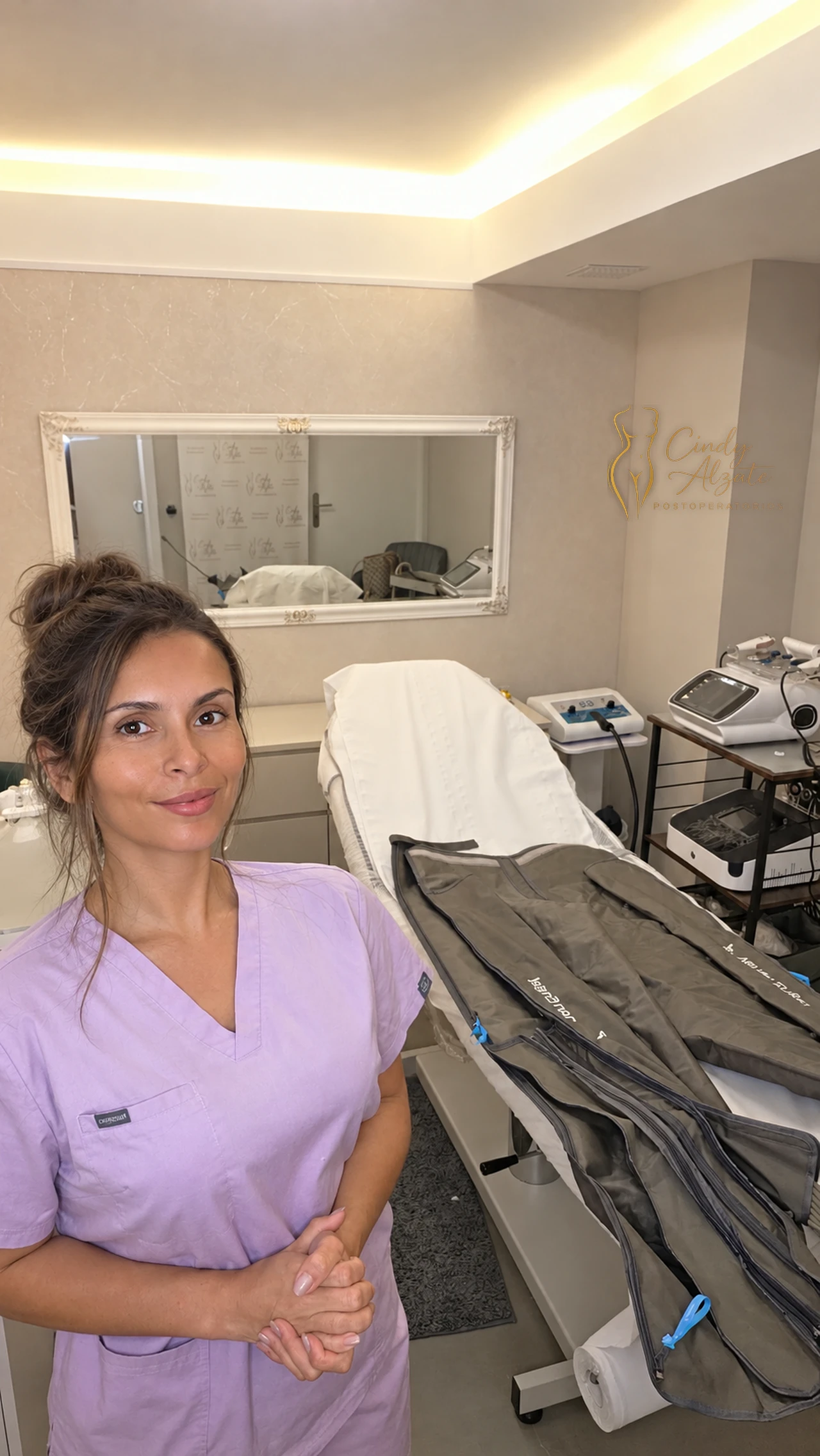 Cindy Alzate en su cabina de cuidados postoperatorios en Playa de San Juan